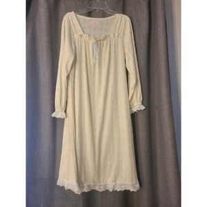 Vintage-Inspired Cream Nightgown Lace Trim & Bow Detail